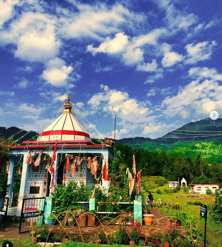 beautiul cloudy view of nanda devi temple in munsiyari